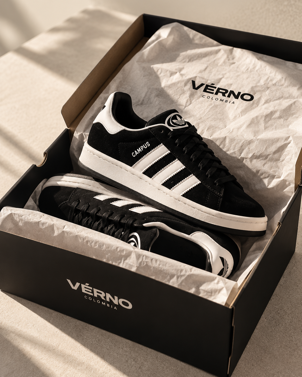Caja abierta con sneakers en su interior